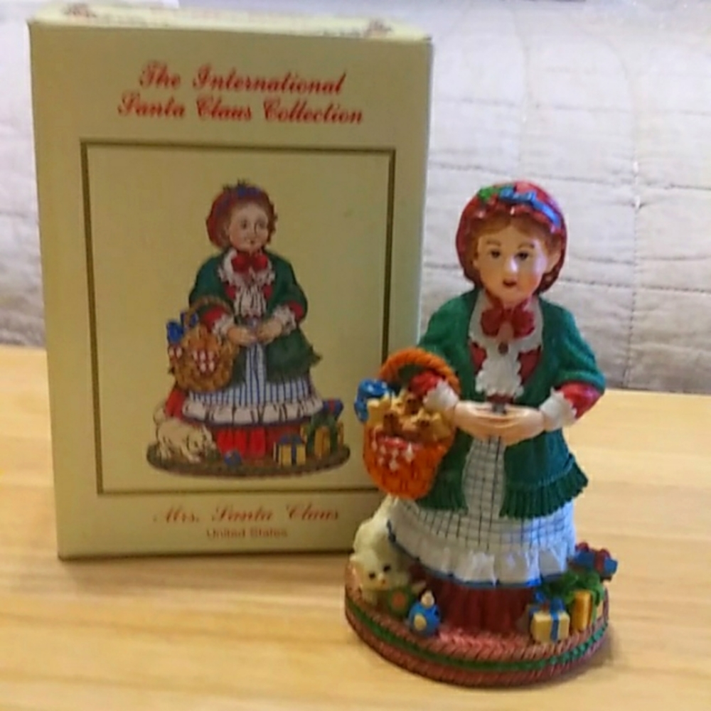 International Santa Clause collection figure, Mrs Santa Clause, NIB